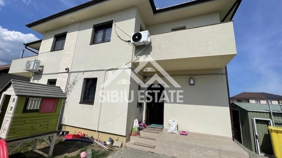 Duplex elegant cu 5 camere, 2 bai, curte in Cristian - Poză 1