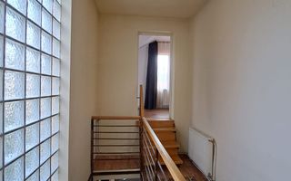 Casă cu 5 camere, zonă semicentrală, ideală pentru locuință sau birou. - Poză 6