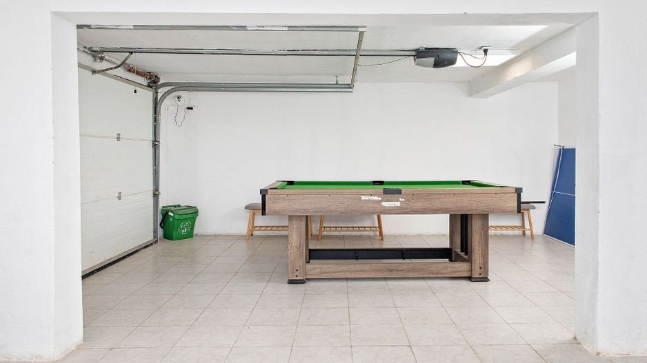 Vilă cu 5 dormitoare, 4 băi, 2 248mp teren, piscină. Preț: 229 000 Eur - Poză 39