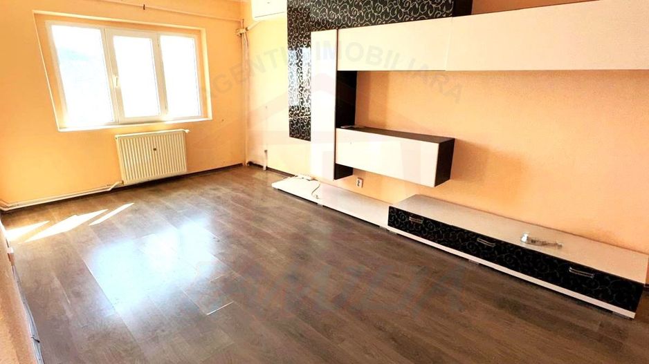 68.ooo euro, apartament 3 camere, decomandat, Micro 16 - Poză 1
