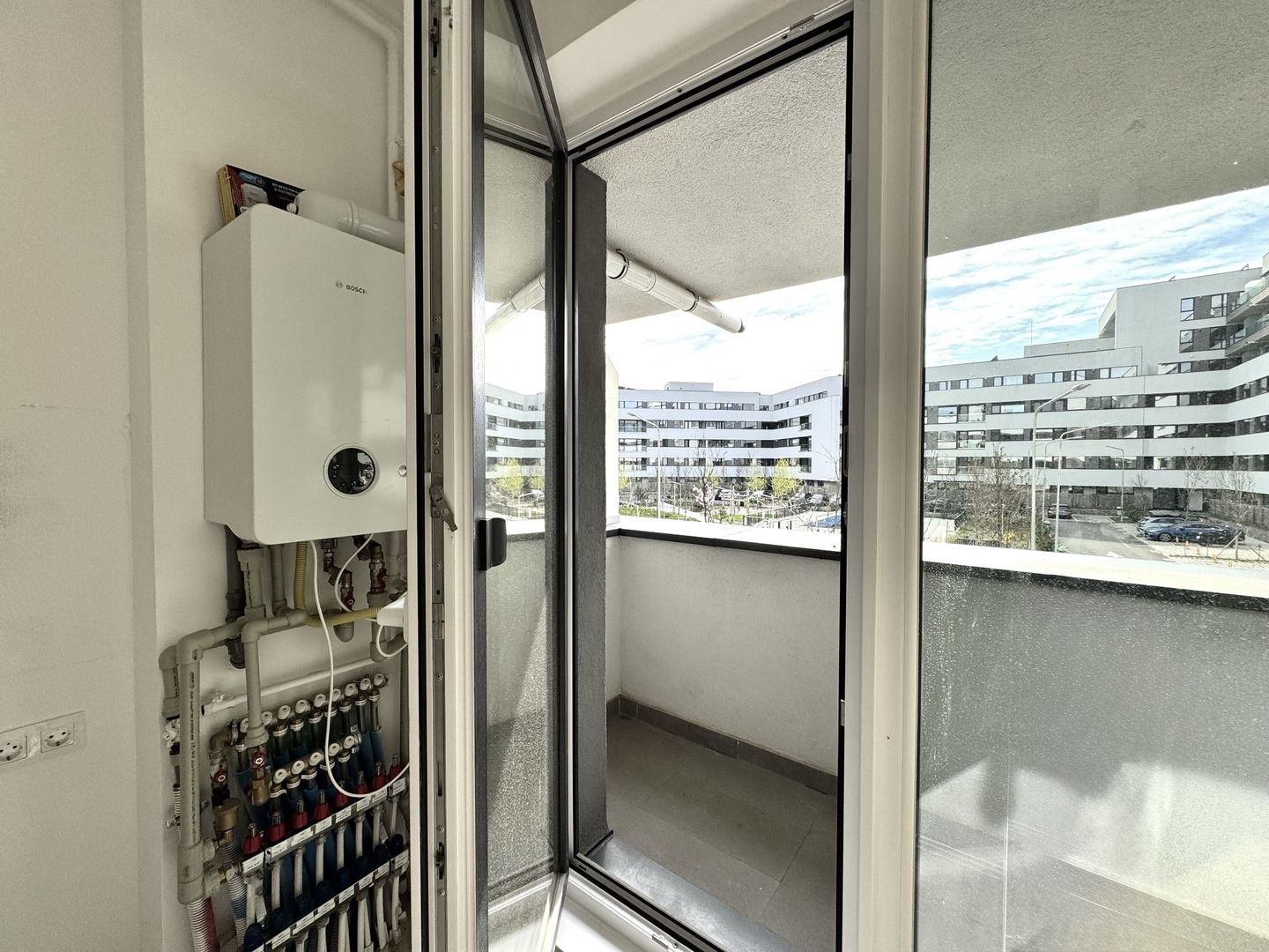3 camere. Dormitor matrimonial cu baie en-suite. 83 mp Utili. - Poză 14