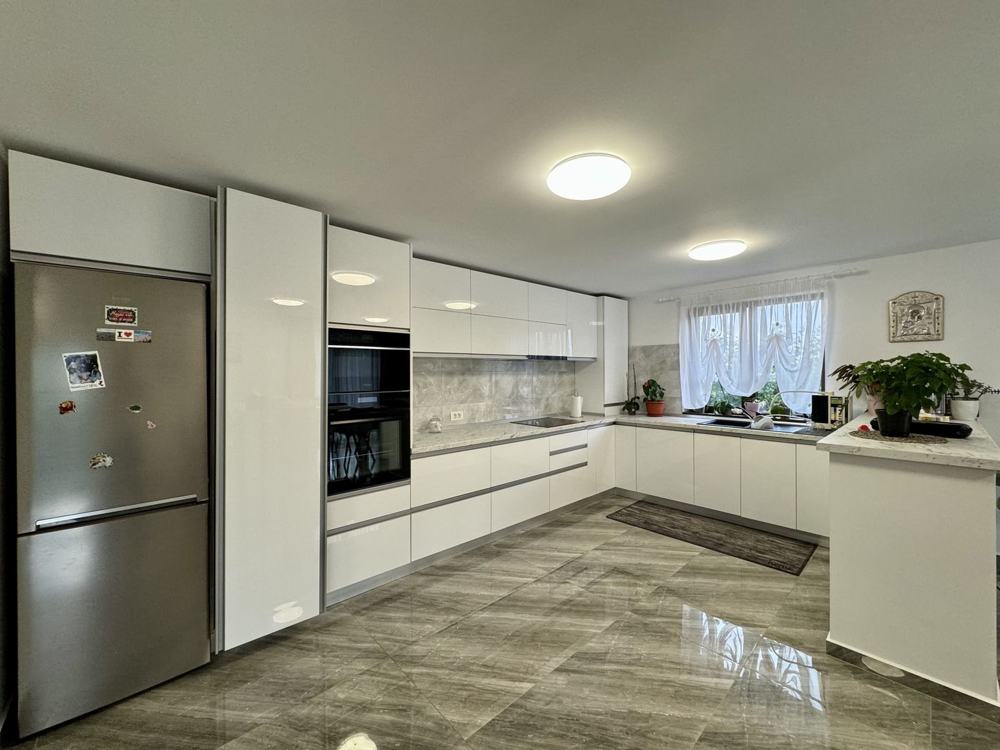 Casă Spațioasă de Vânzare în Ghimbav | Două Apartamente | Teren 579 mp - Poză 4