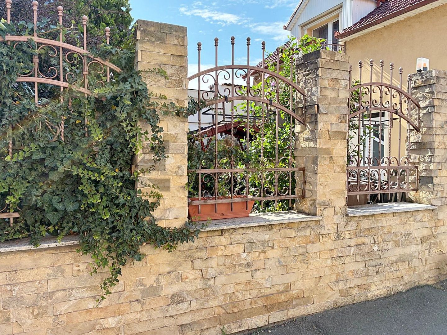 Casa singura in curte ultracentral in Oradea - Poză 1