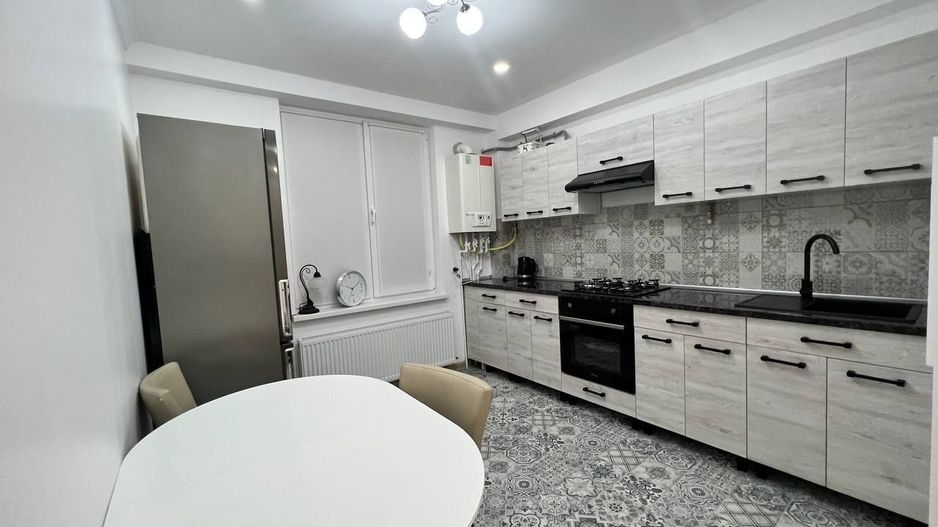 Apartament cu 3 camere de vânzare - Poză 5