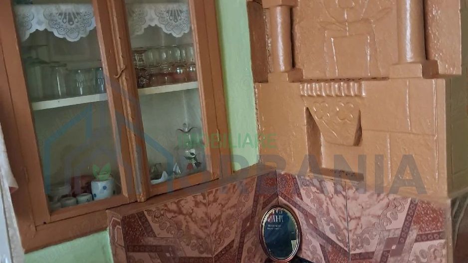 Casă renovată cu teren în Răducăneni, racorduri disponibile la poartă - Poză 3