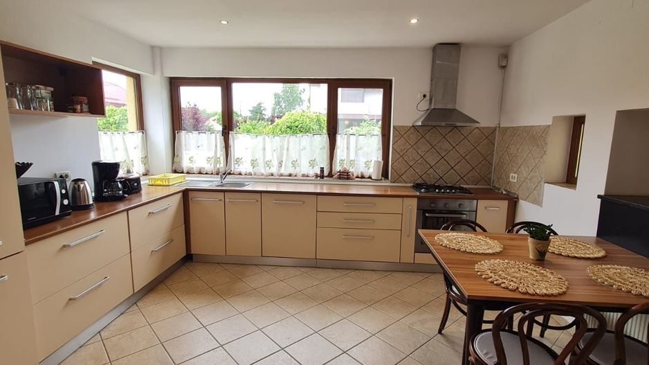 Vila spațioasă și recent renovată în Ghiroda! - Poză 40