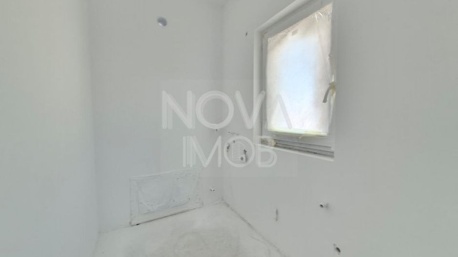 Casa tip duplex, la alb - Sura Mica - COMISION 0 - Poză 8