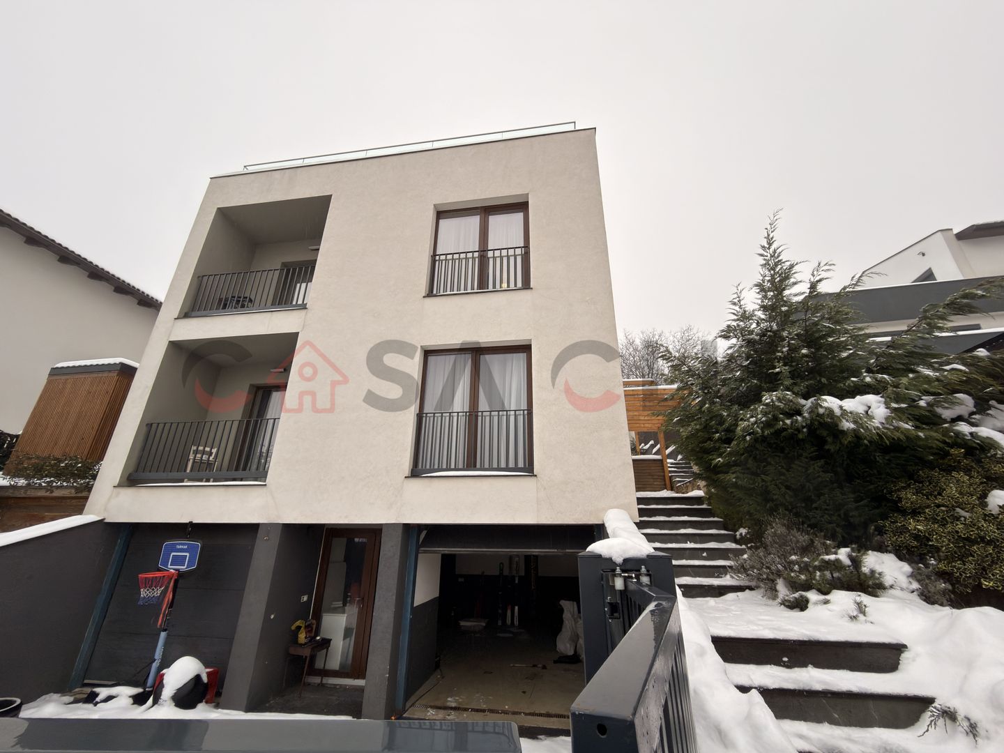 Apartament tip penthouse cu terasa si acces la curte - Poză 6