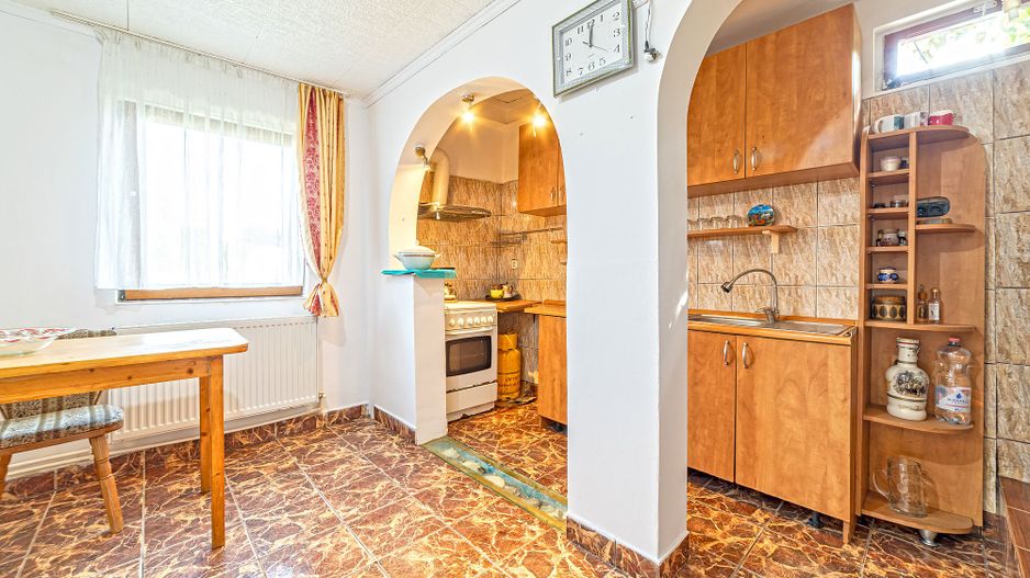 Vandut Apartament cu doua camere, central, la parter. - Poză 5