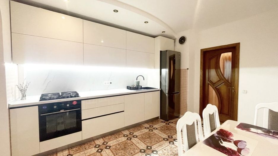Apartament Centru! 90 m2! 2 + living! - Poză 4