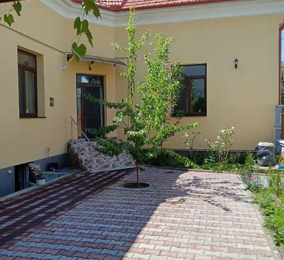 Casă 5 camere, 3 bai,2 bucătării, 200 mp utili, 370 mp teren - Poză 12