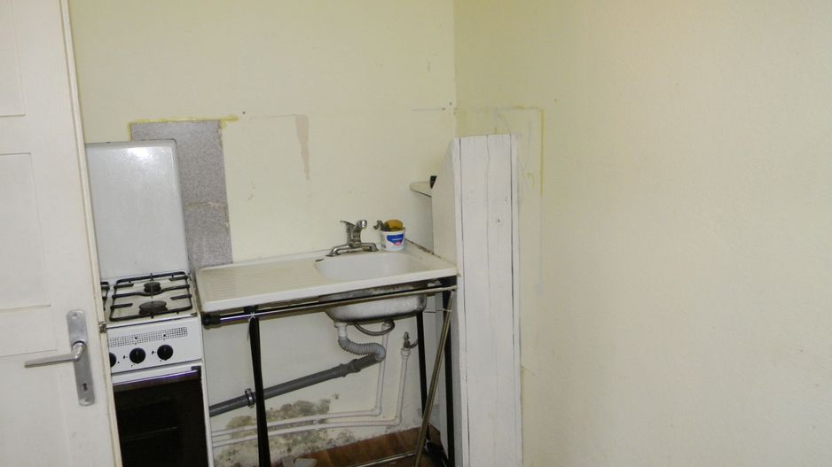 Proprietate cu 2 hale si casa la inchiriat,teren 1350mp - Poză 17