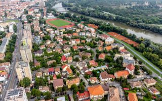 Vilă exclusivistă pe malul Mureșului – design modern si teren generos - Poză 11