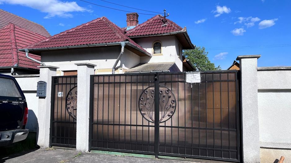 Casa de vanzare cu 3 camere, zona Schit - Poză 1