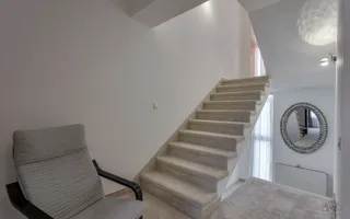 Vilă renovată P+1+M  | Foișor vitrat, grădină și jacuzzi - Poză 40