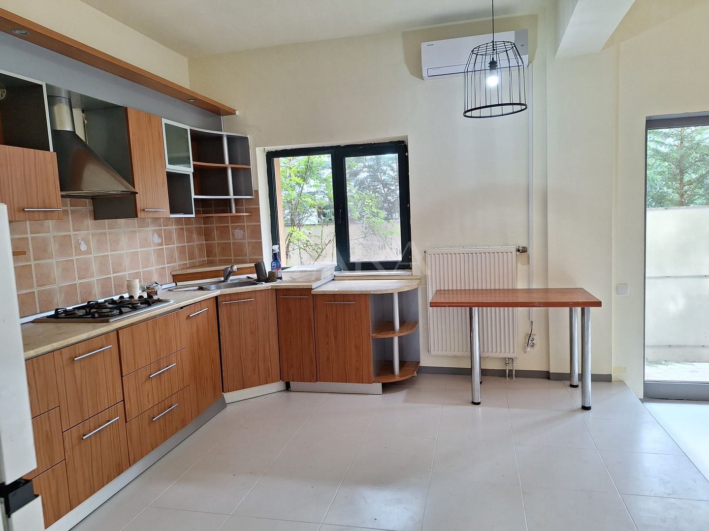 Casa de vanzare cu 6 camere in cartierul Andrei Muresanu - Poză 1