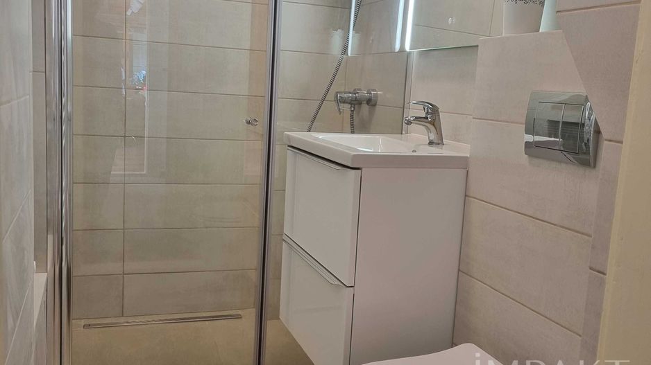 Apartament cu doua dormitoare, doua bai si living langa Piata Unirii - Poză 9