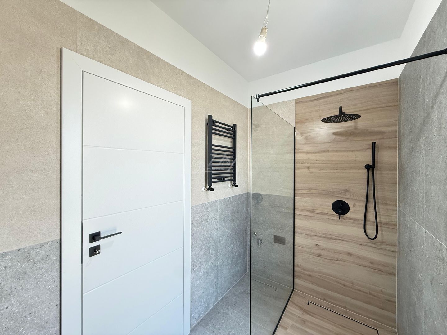 Ap pe 2 niveluri. 3 camere, 2 bai. 2 locuri de parcare. - Poză 5