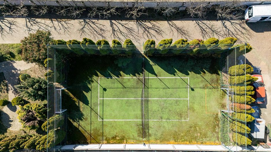 Casa deosebita cu teren de sport in zona semi centrala in Lugoj - Poză 2