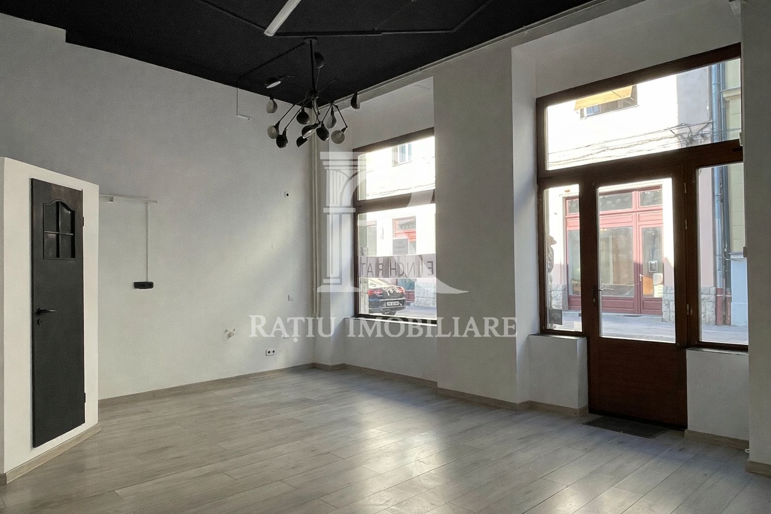 Spațiu comercial de inchiriat | Ultracentral | Zonă pietonală | Oradea - Poză 2