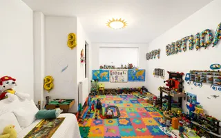 Casă spațioasă cu 8 camere, teren generos, oferă libertate și confort - Poză 16