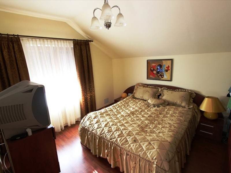 Vila spațioasă la intrare în Dumbravita - Poză 3