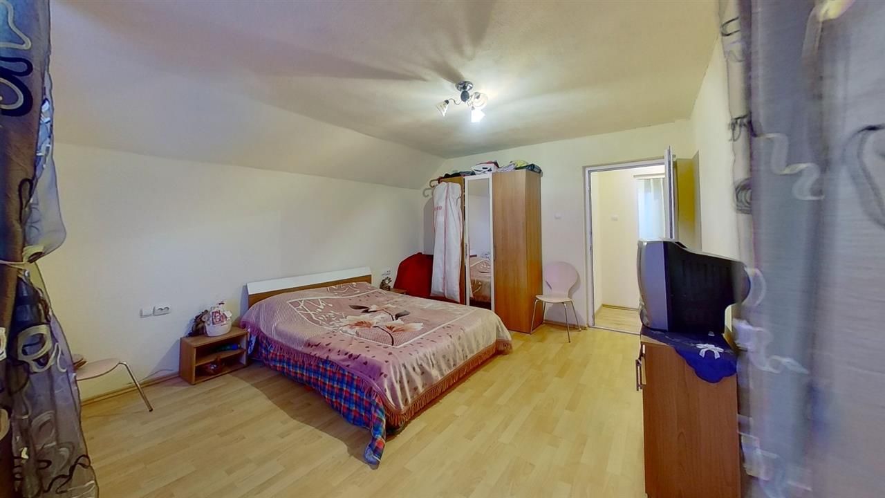 Proprietate pe 2 niveluri, curte individuala si garaj, cartier linistit, Rasnov. - Poză 5