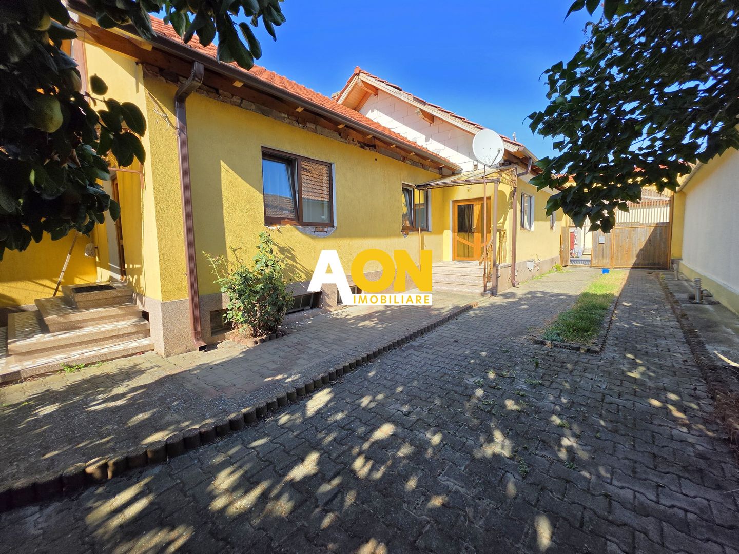 Casa cu 4 camere, 2024 mp teren, la asfalt, cu utilitati, Vintu de Jos - Poză 1