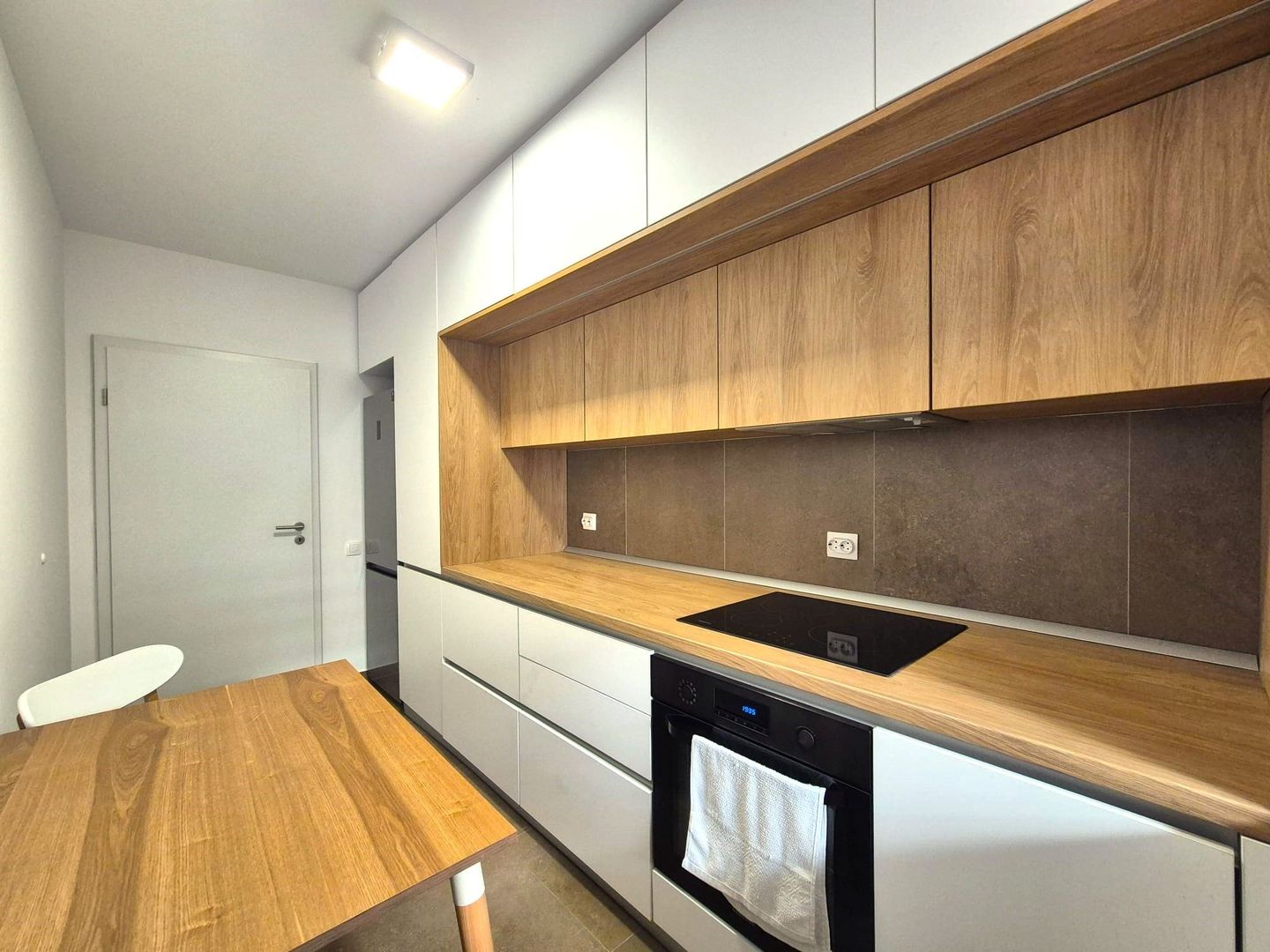 Zona Coresi, str. 13 Decembrie, apartament spațios, bloc nou, loc parcare - Poză 10