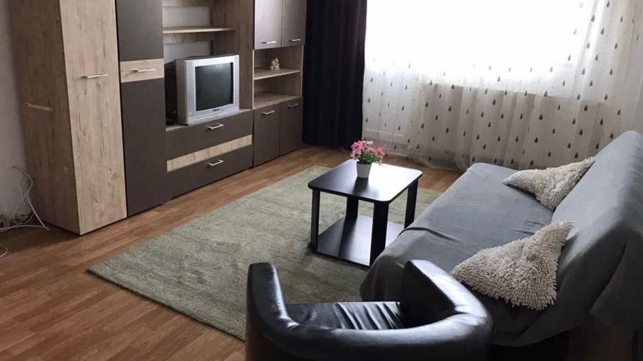 Apartament cu trei camere de inchiriat - Poză 1