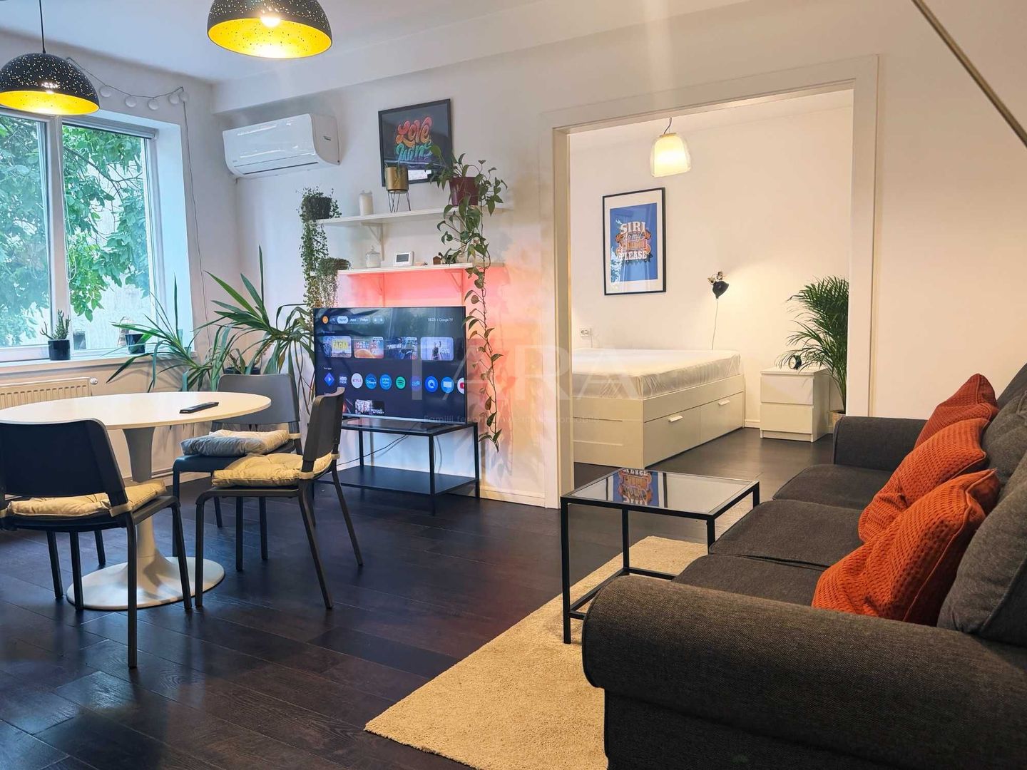 Apartament cu 3 camere, 56 mp, complet mobilat, zonă centrală. - Poză 1
