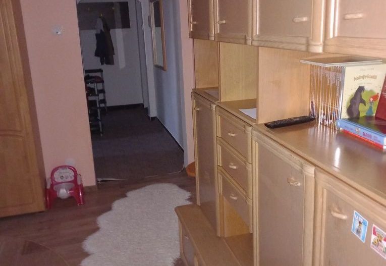 De închiriat apartament 3 camere - Poză 1