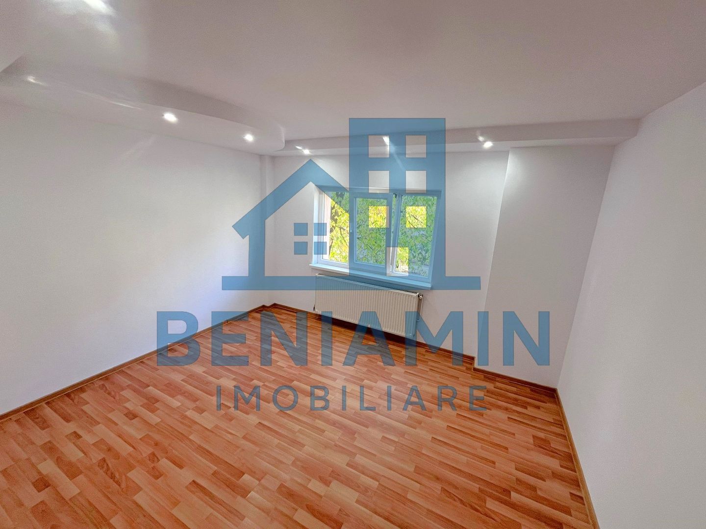 3 camere decomandat la etajul 1 in 1 Mai an 1985 centrala - Poză 4