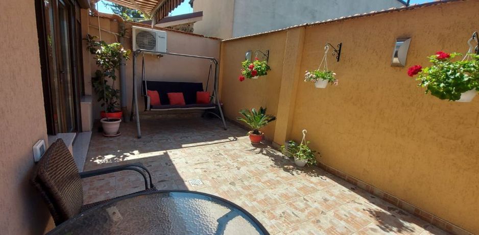 Apartament cu 3 camere pentru vanzare | curte 24 mp | Damaroaia - Poză 2