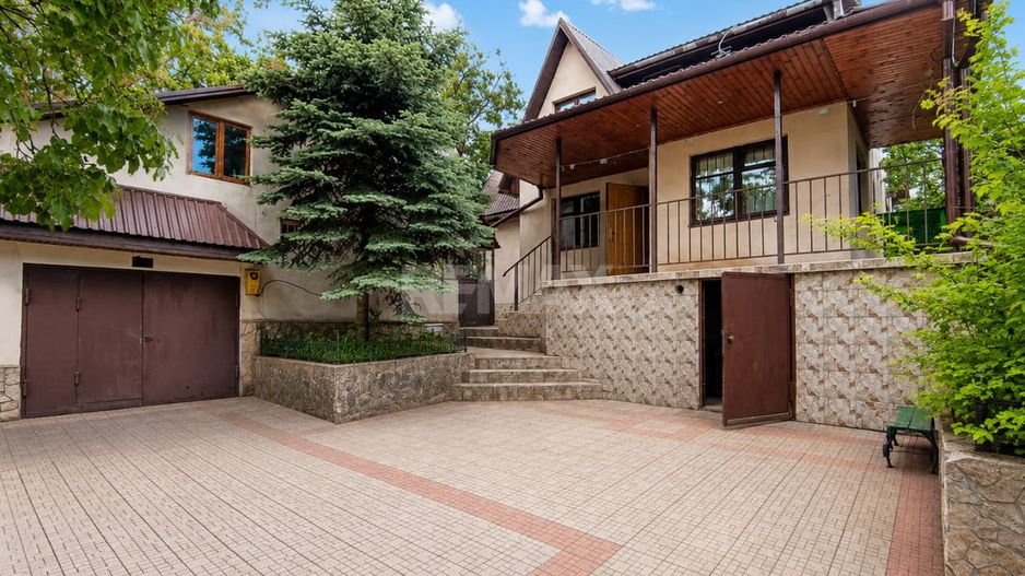 Nu este doar o vilă. Este refugiul tău verde cu 38 ari și pădurice proprie! - Poză 1