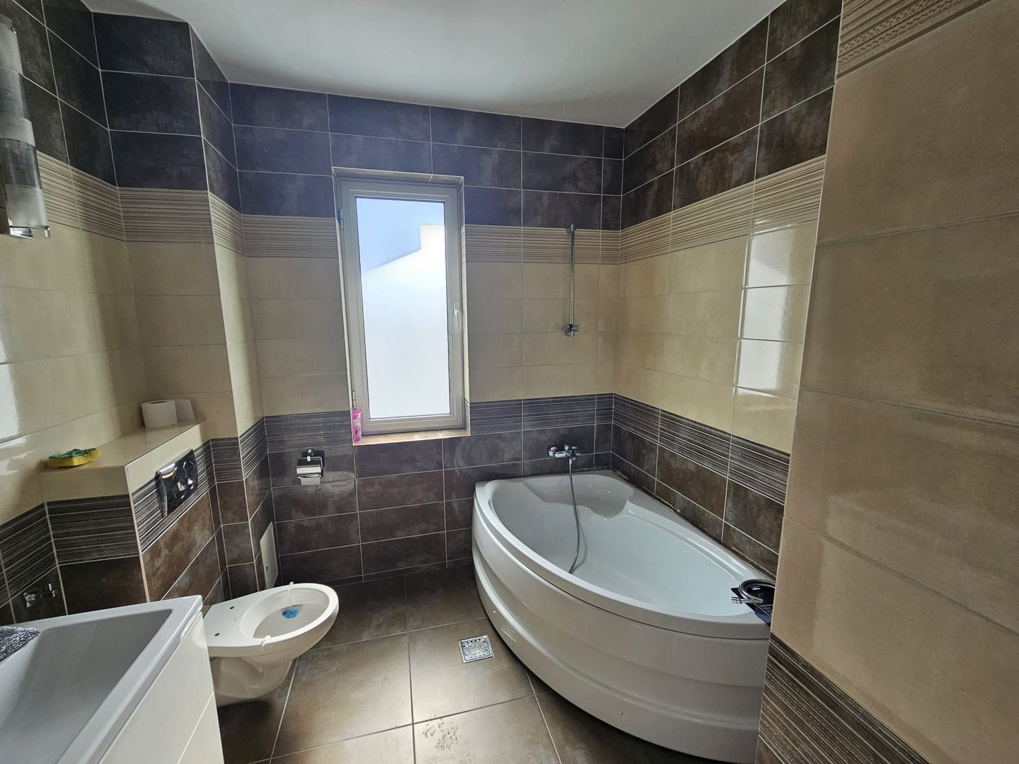 Inchiriere apartament spatios, bloc nou, garaj, Craiovei - Poză 4