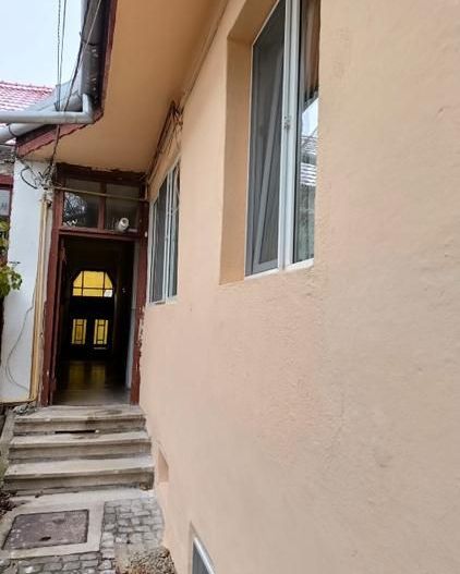 🏡 Vând apartament cochet cu 2 camere, la curte comună – zona Sinaia - Poză 2