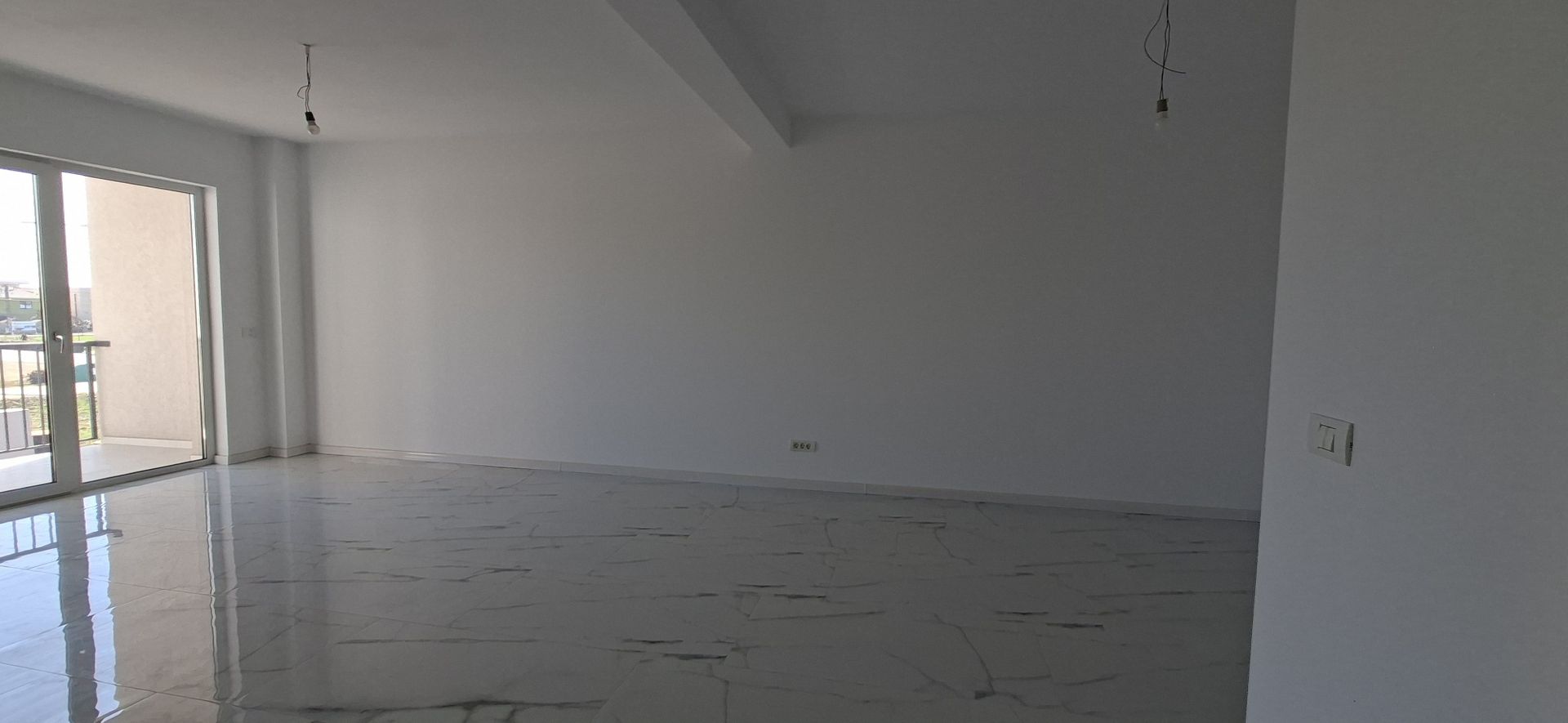 Apartament cu 3 camere si un loc de parcare - Poză 3
