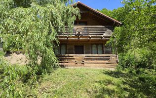 Cabana rustica din lemn, 3 camere. 1100 mp teren, Lunca Ampoitei