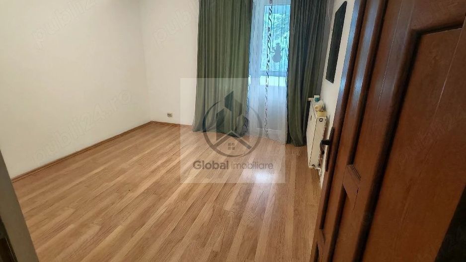 Vand apartament 3 camere, semidecomandat, str. Liviu Rebreanu - Poză 1