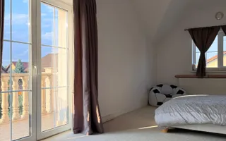 Casă spațioasă și elegantă cu teren  – Sânpetru - Poză 12