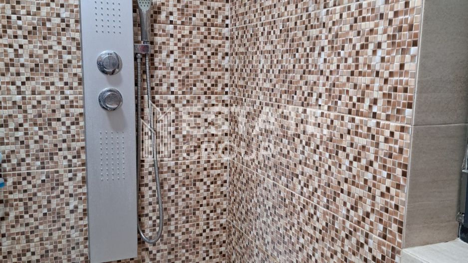 Duplex cu 5 camere despartit prin garaj in Dumbravita - Poză 7