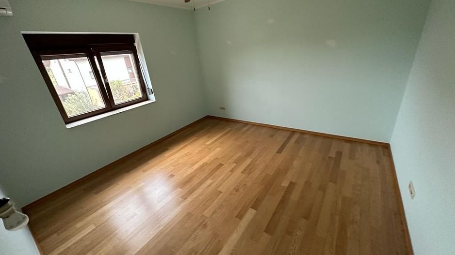 VILA  - ARADULUI. -British - Poză 42