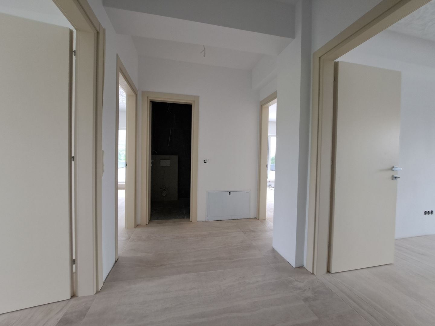 Casa cu piscina interioara si priveliste catre Cetatea Cisnadioarei - Poză 21