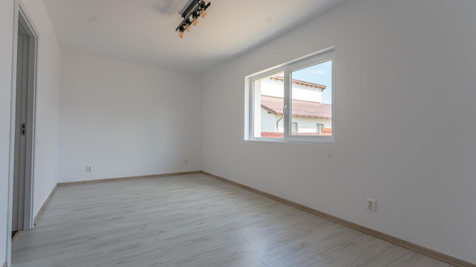 Casa de închiriat în Sânpetru - bucatarie mobilata si utilata - Poză 12