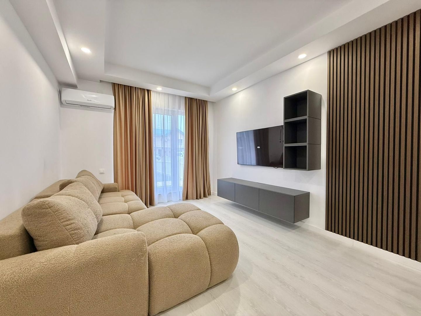 COSMOPOLIS - Apartament cu 3 camere si gradina, mobilat si utilat. - Poză 1