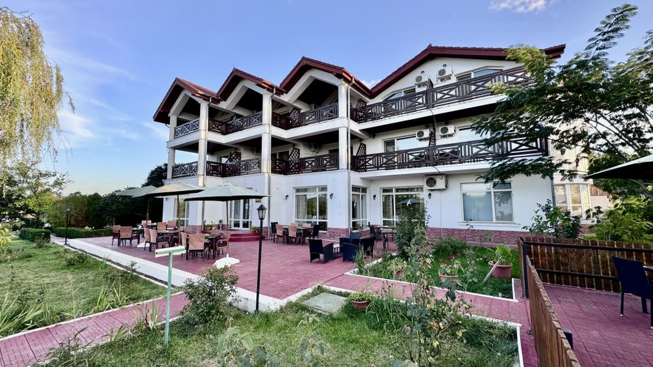 Hotel 20 camere Delta Dunarii 50 m deschidere teren 6000 mp acces auto - Poză 1