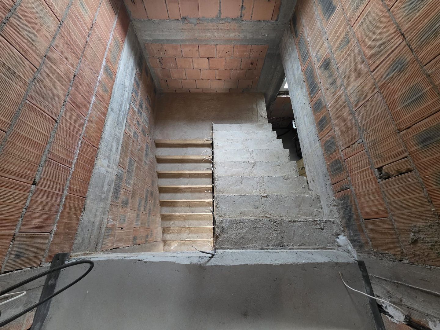 Vilă individuală în Tunari – 5 camere, curte privată - Poză 9