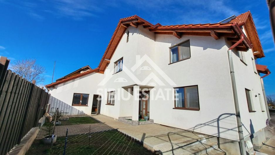 Casa Sibiu cu pivnita si garaj, curte mare - Poză 22