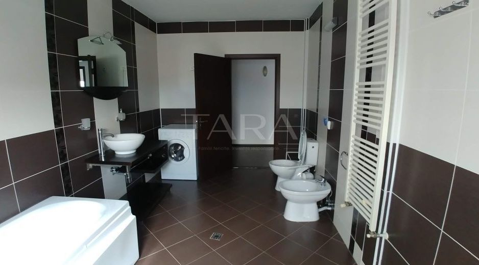 Apartament pe două niveluri cu garaj și parcare. - Poză 4